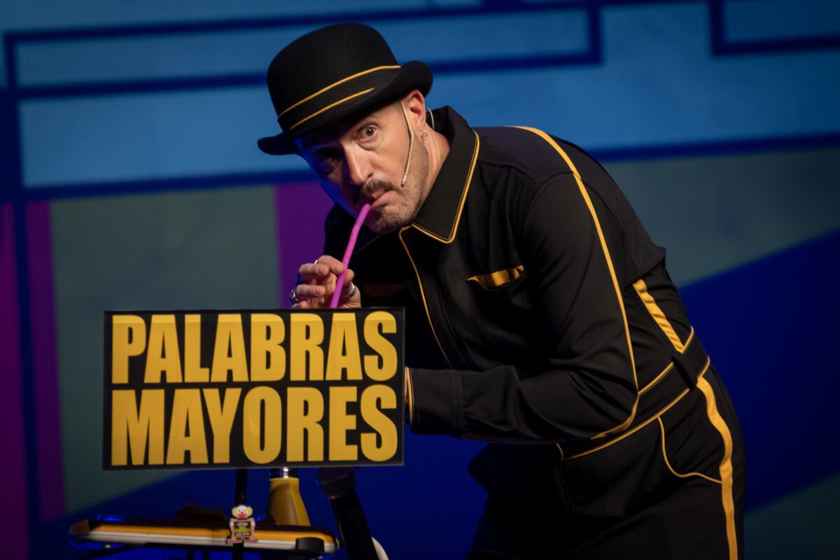 Álex O’Dogherty en su espectáculo Palabras Mayores con un cartel