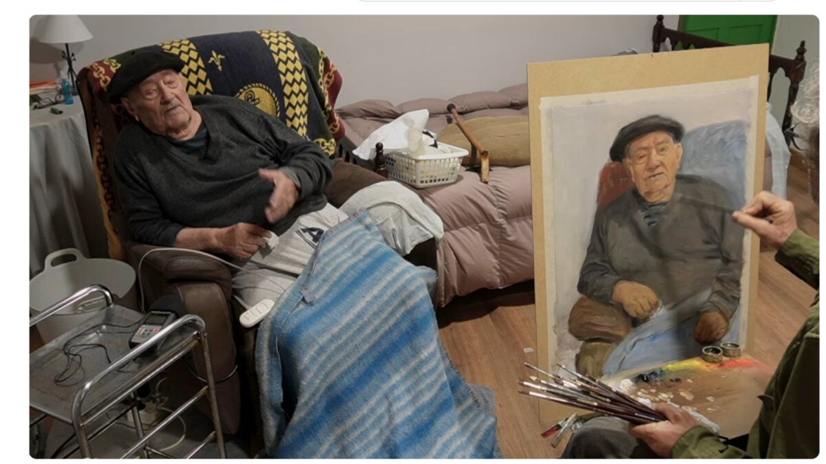 Pedro Fernández Pérez sentado en un sillón mientras es retratado por un artista.
