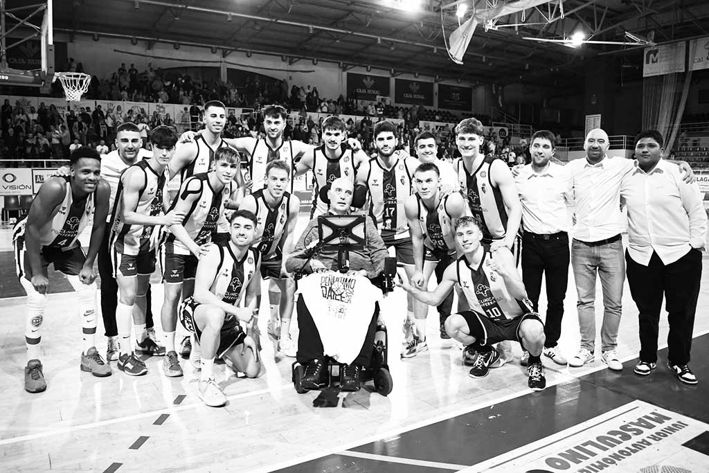 Equipo de baloncesto rindiendo homenaje a Urbano González