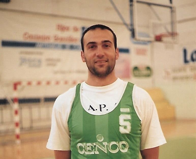 Urbano González, jugador de baloncesto, en una cancha