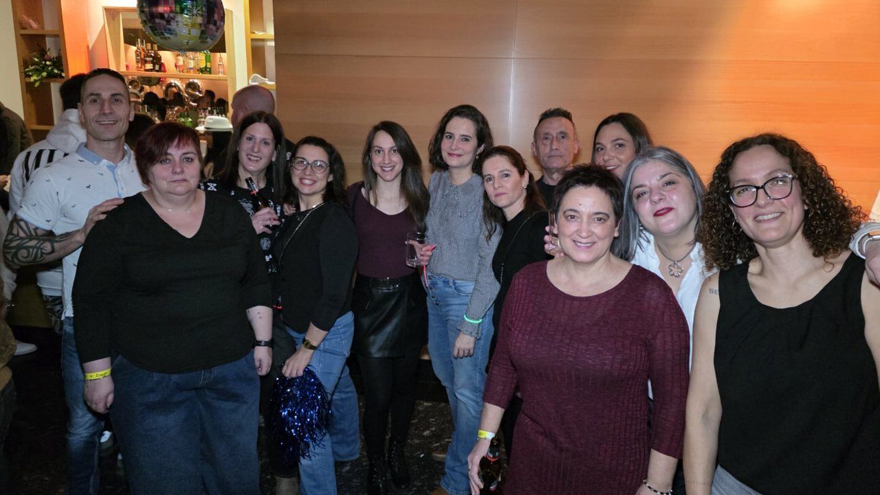 Grupo de personas disfrutando en una fiesta temática de los 80 y 90