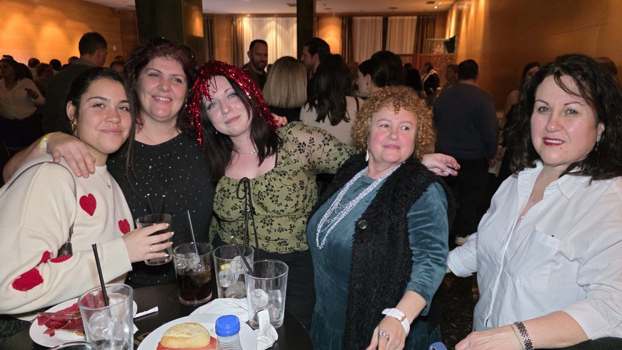 Grupo de amigas disfrutando en una fiesta temática de los 80 y 90
