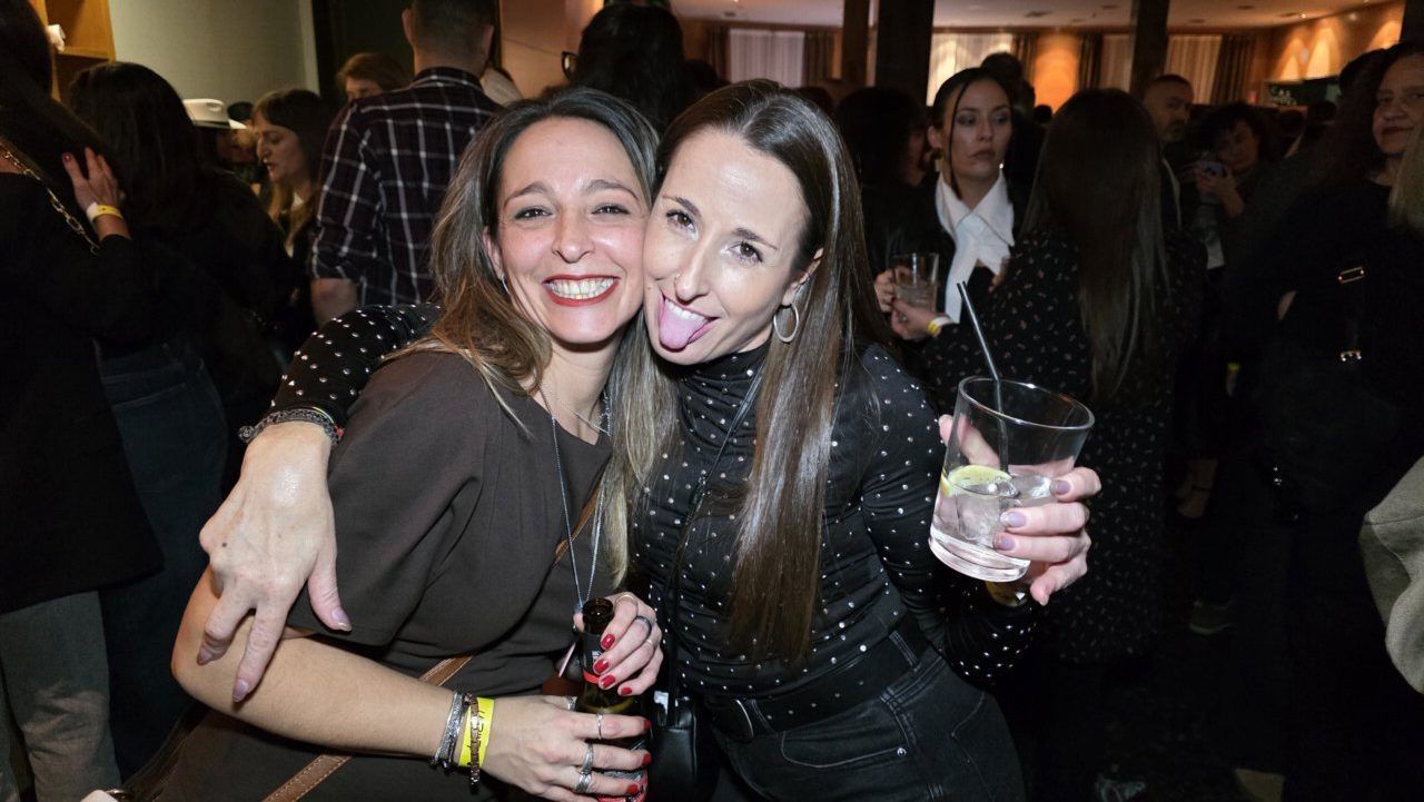 Dos mujeres sonrientes en una fiesta de los años 80 y 90
