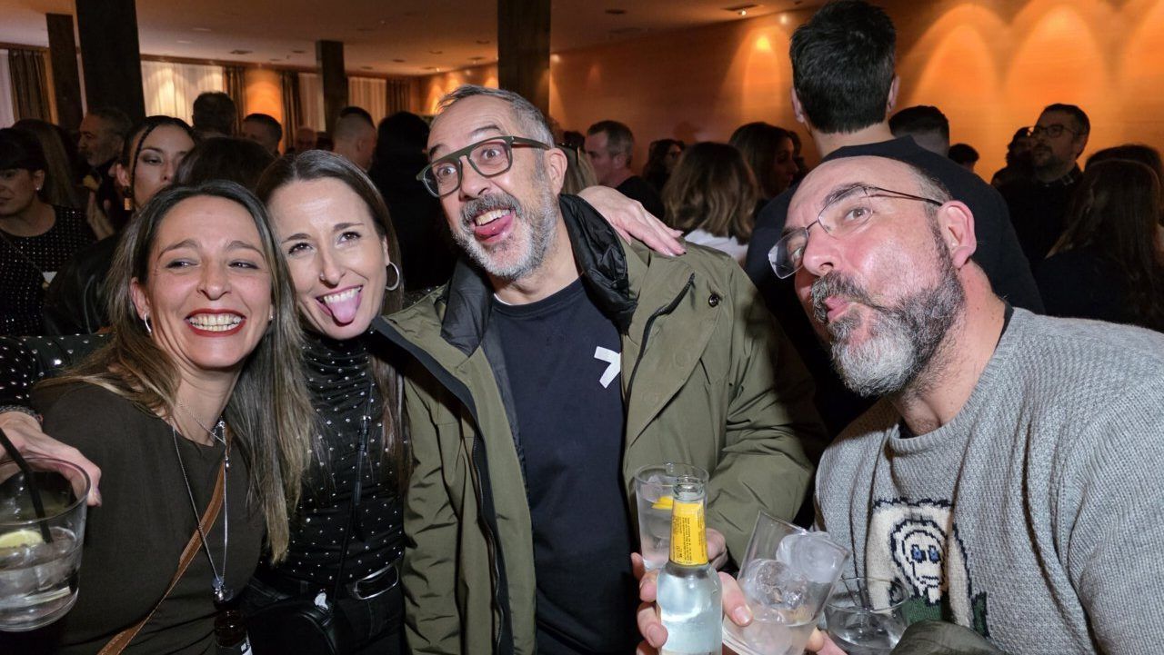 Grupo de amigos disfrutando en una fiesta temática de los 80 y 90