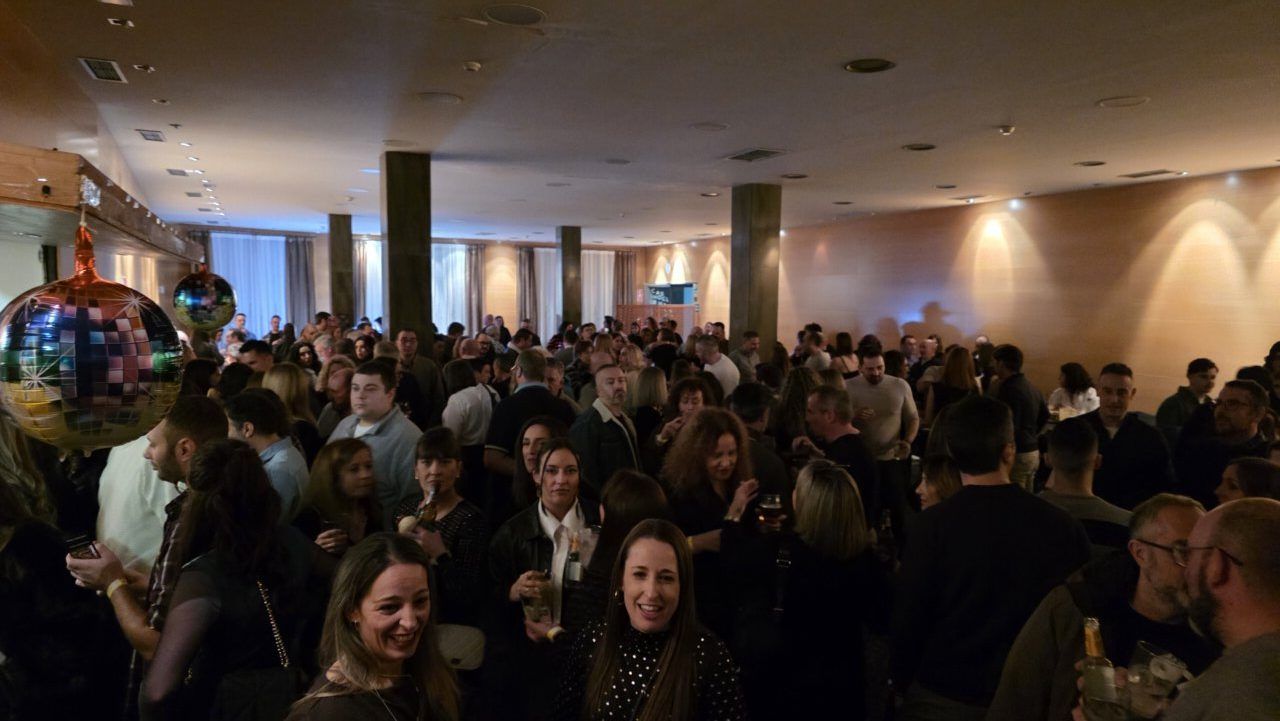 Multitud de personas disfrutando en una fiesta temática de los años 80 y 90