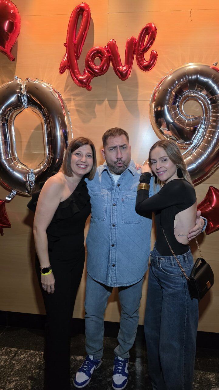 Tres personas posando en una fiesta temática de los 80 y 90