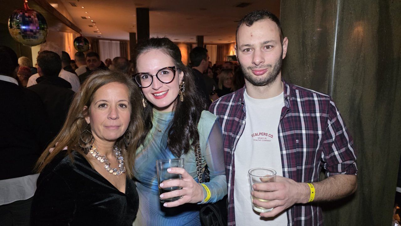 Grupo de personas disfrutando en una fiesta temática de los años 80 y 90.