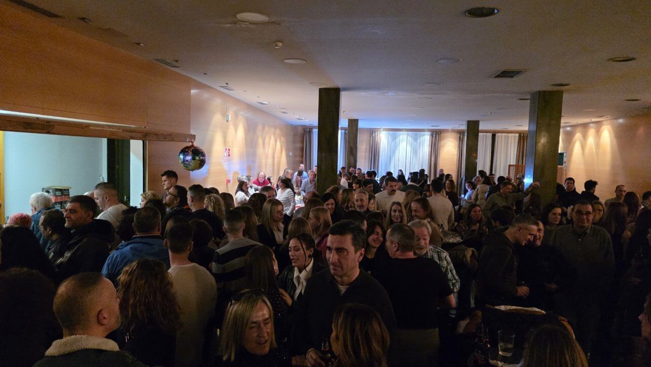Multitud de personas disfrutando en una fiesta temática de los años 80 y 90