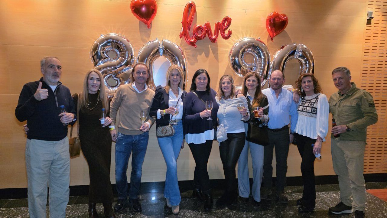 Grupo de personas celebrando en una fiesta temática de los años 80 y 90.