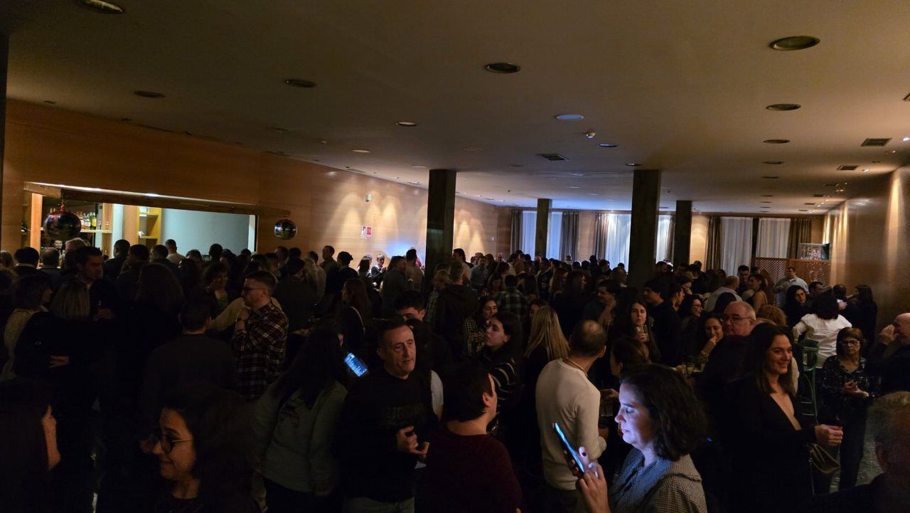Multitud de personas disfrutando en una fiesta en el casino La Tertulia