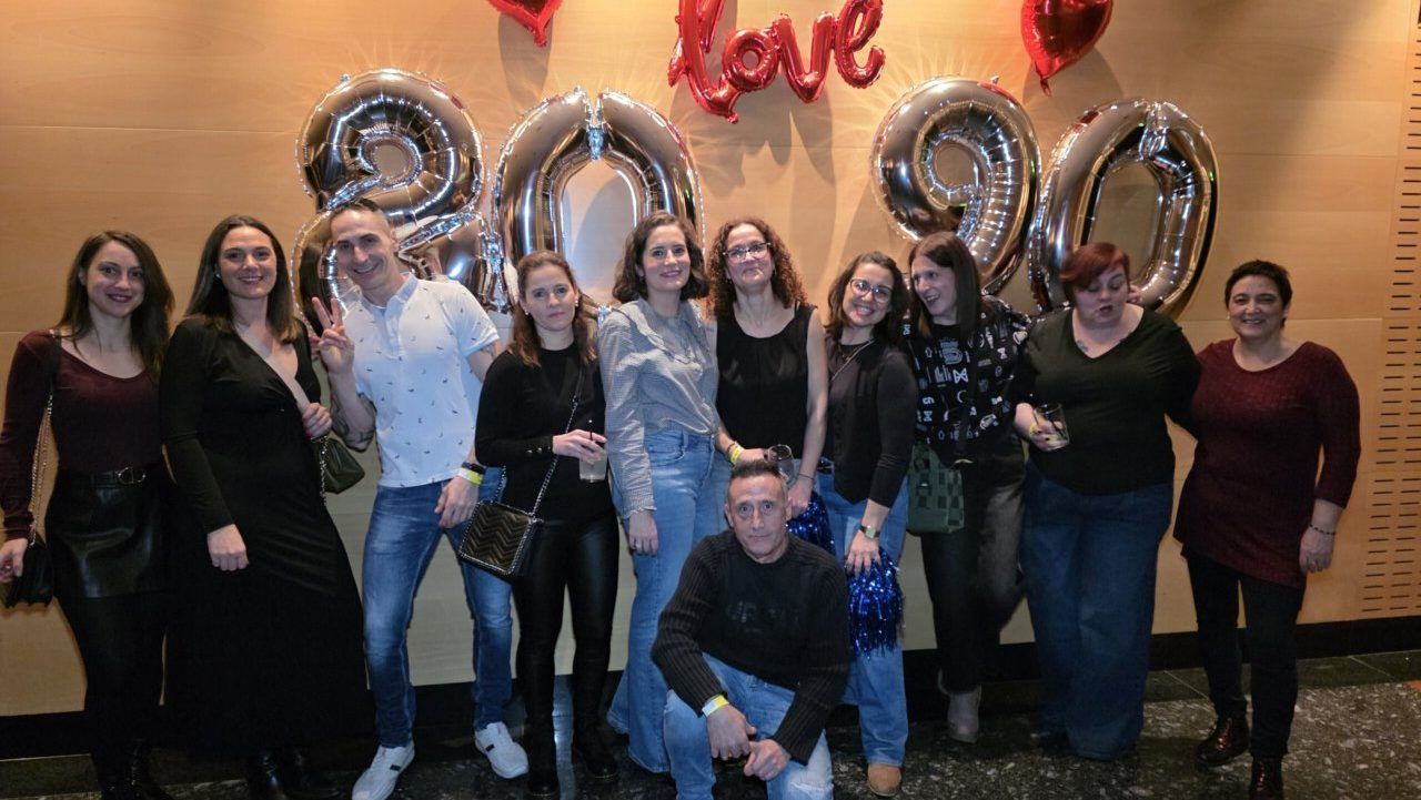 Grupo de personas celebrando una fiesta temática de los años 80 y 90