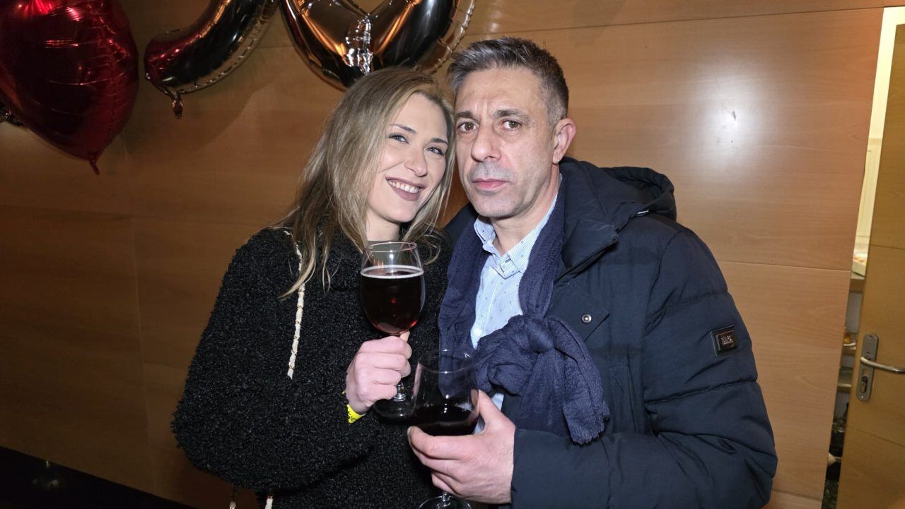 Pareja disfrutando de una fiesta con copas en mano