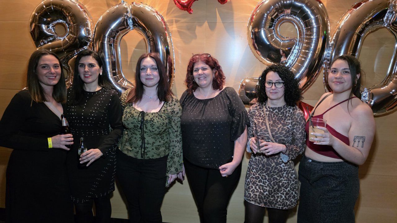 Grupo de mujeres en fiesta temática de los años 80 y 90