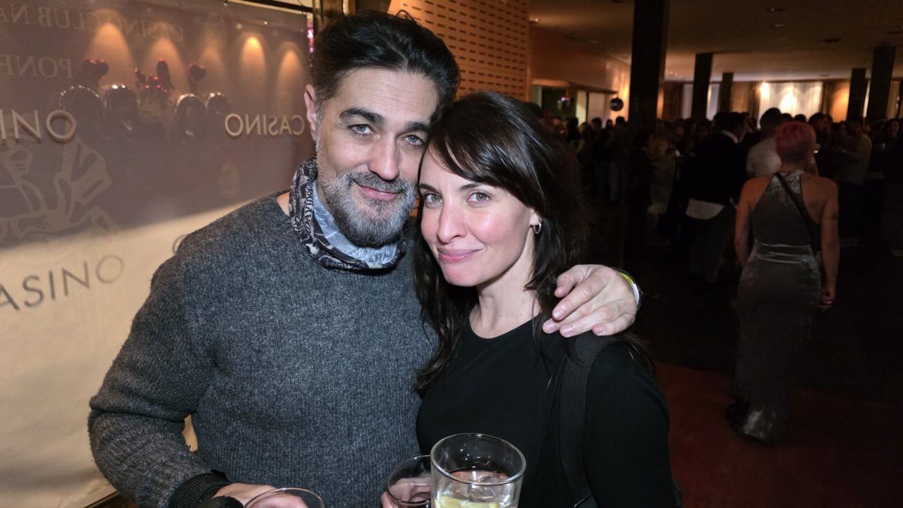 Pareja disfrutando de una fiesta en el casino La Tertulia