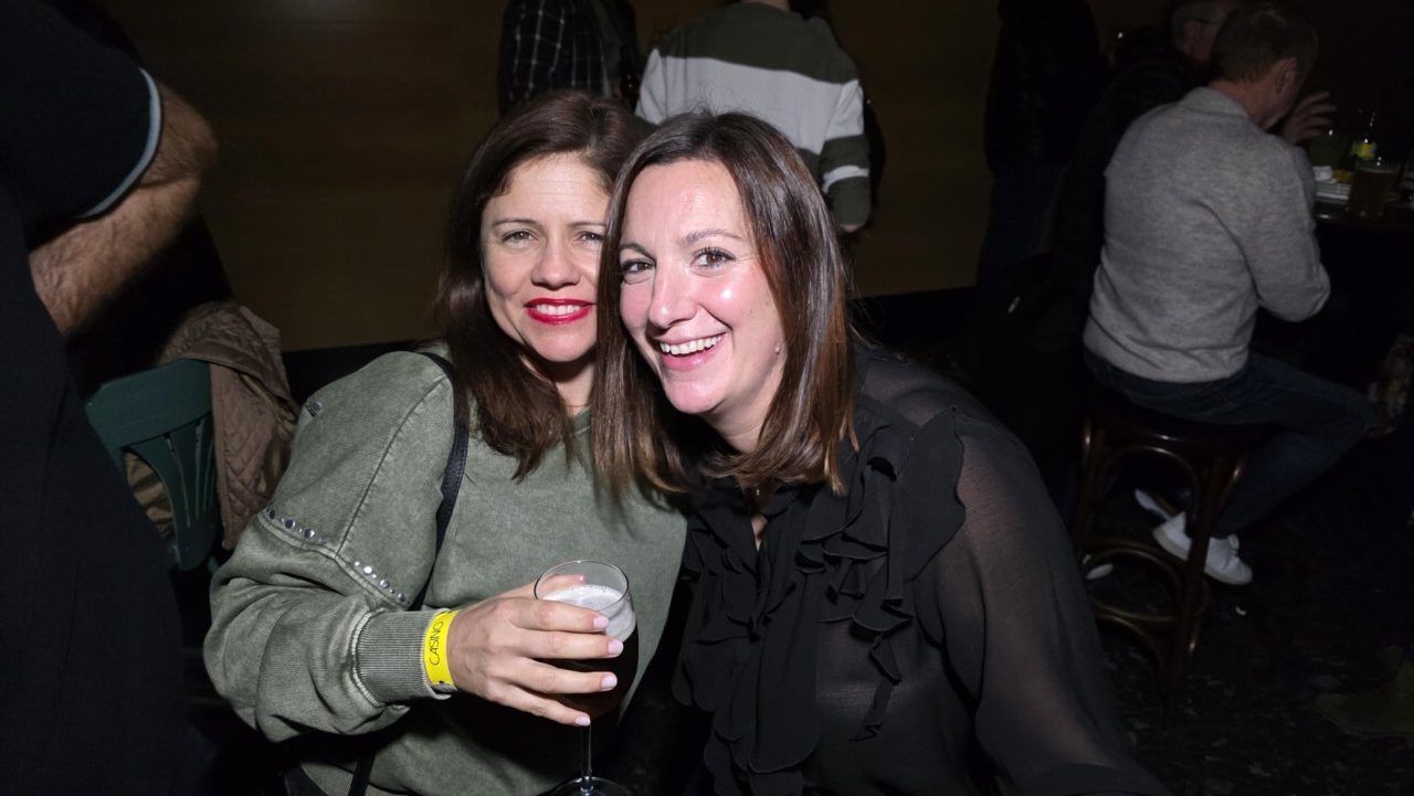 Dos mujeres sonrientes en una fiesta de los años 80 y 90