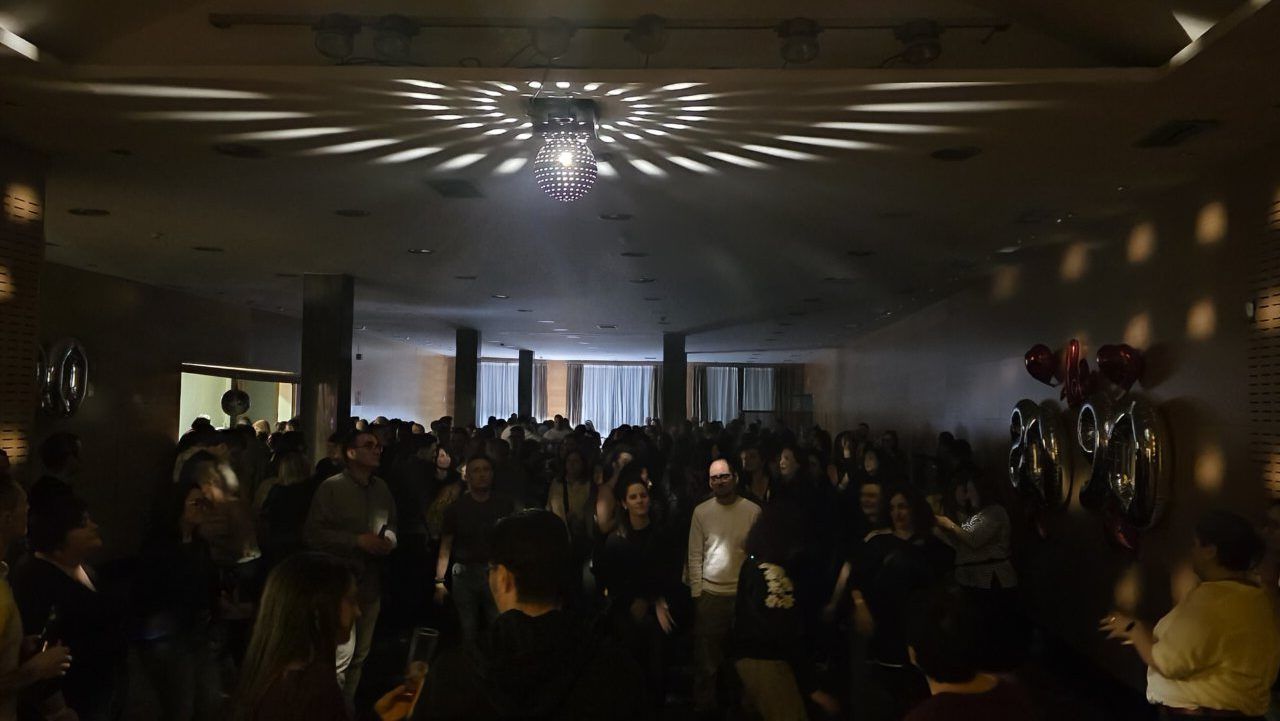 Multitud de personas bailando en una fiesta temática de los 80 y 90