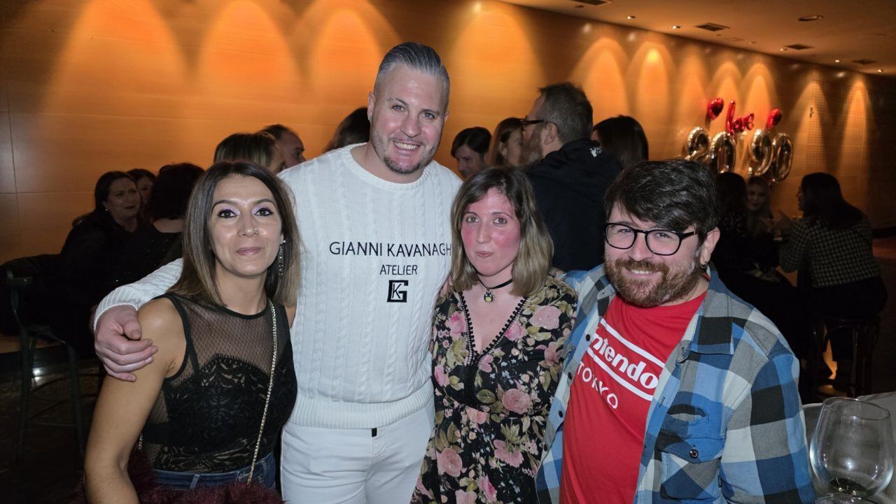 Grupo de amigos posando en una fiesta temática de los 80 y 90