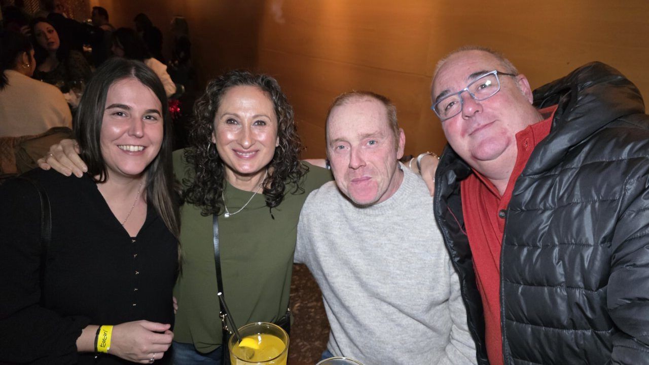 Grupo de amigos disfrutando en una fiesta temática de los 80 y 90
