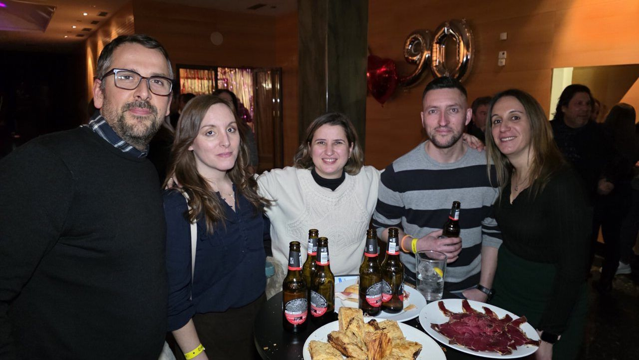 Grupo de amigos en una fiesta de los años 80 y 90 en un casino