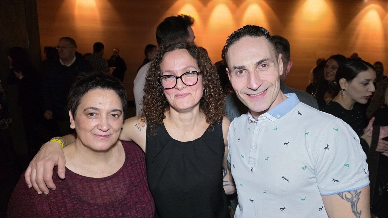 Grupo de personas disfrutando en una fiesta temática de los 80 y 90
