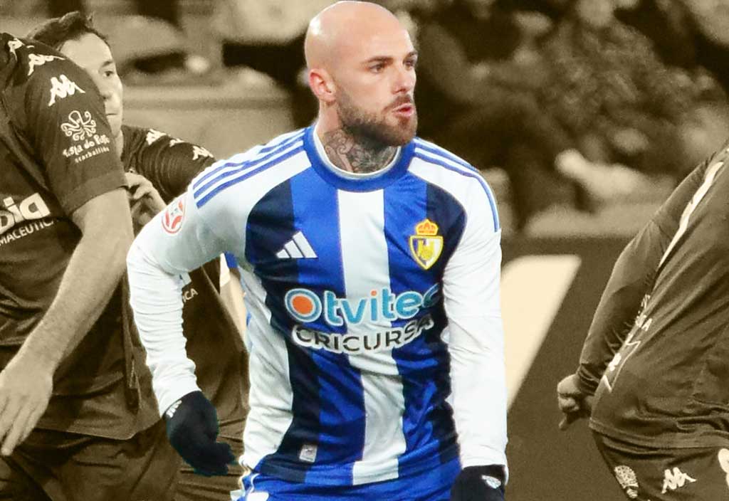 Sergio Benito jugando con la SD Ponferradina en un partido de fútbol