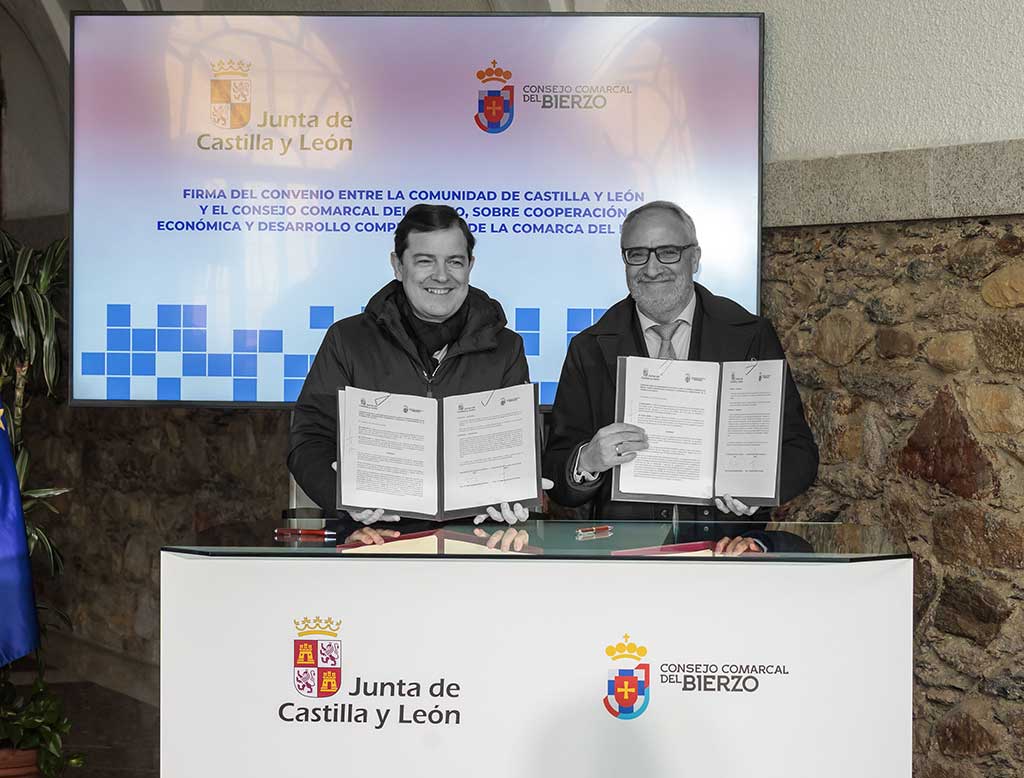 Mañueco y Ramón firmando un convenio en la Junta de Castilla y León