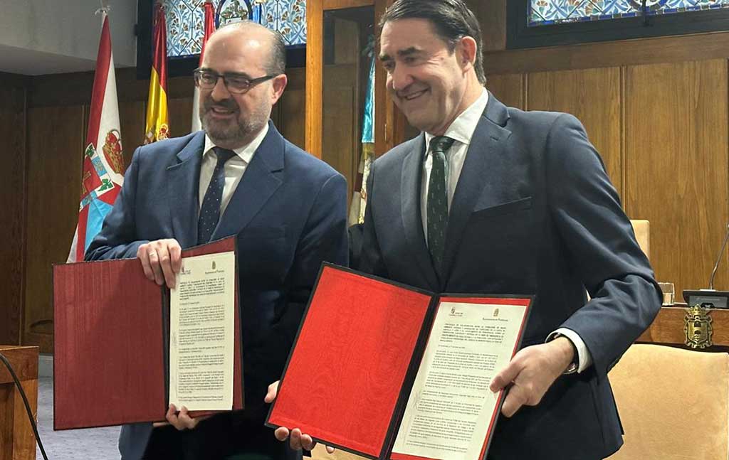 Dos hombres firmando un protocolo de colaboración sobre abastecimiento de agua.