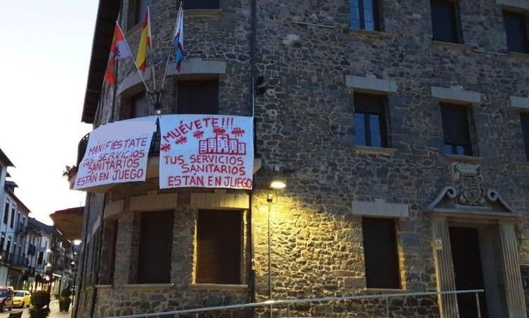 Edificio con pancartas sobre sanidad rural en Toreno