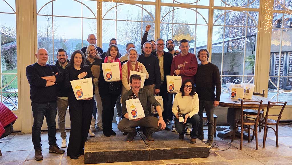 Grupo de personas posando con premios en un evento de entrega de botillos.