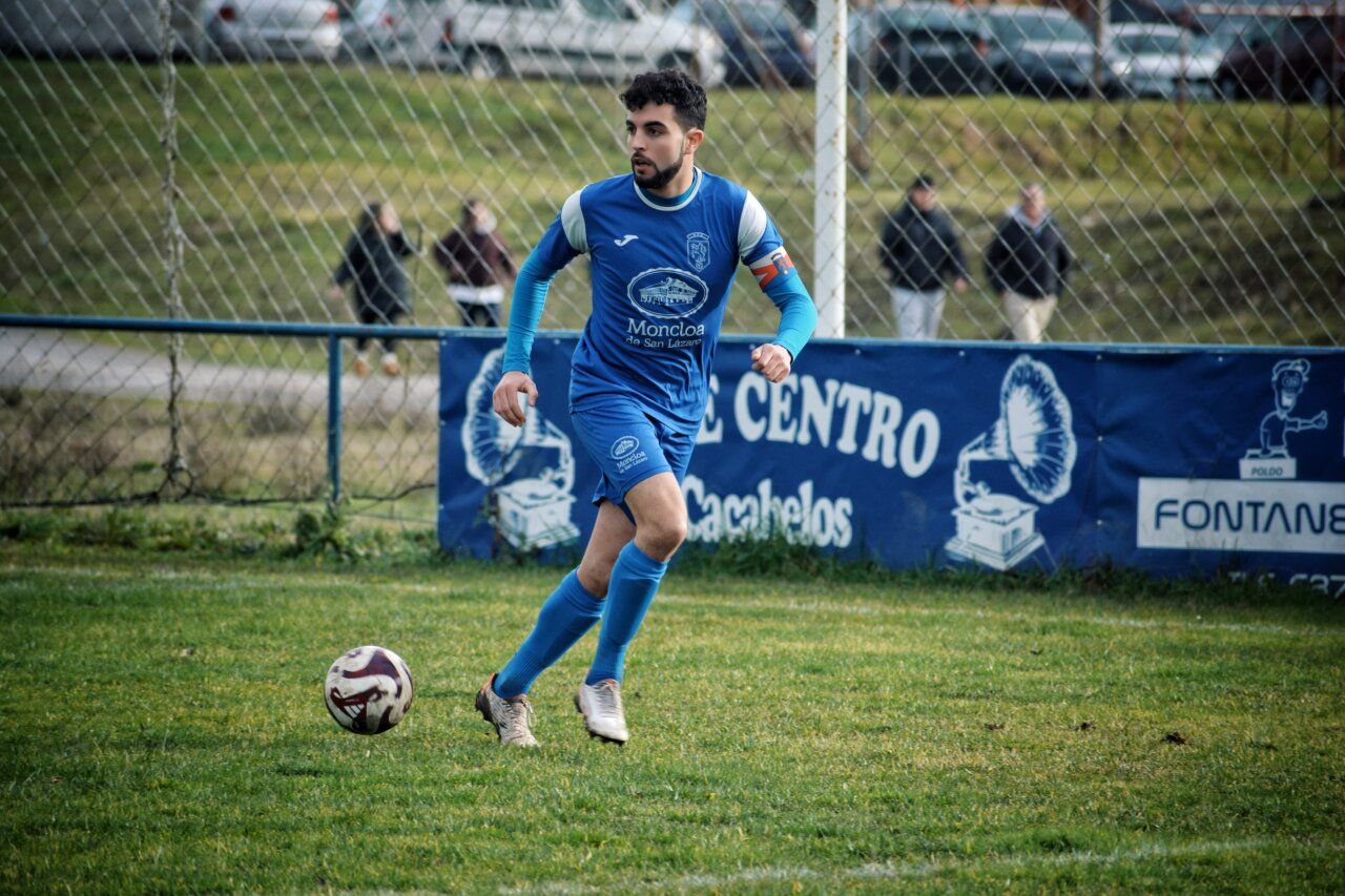 Jugador del Cacabelense en acción durante un partido de fútbol