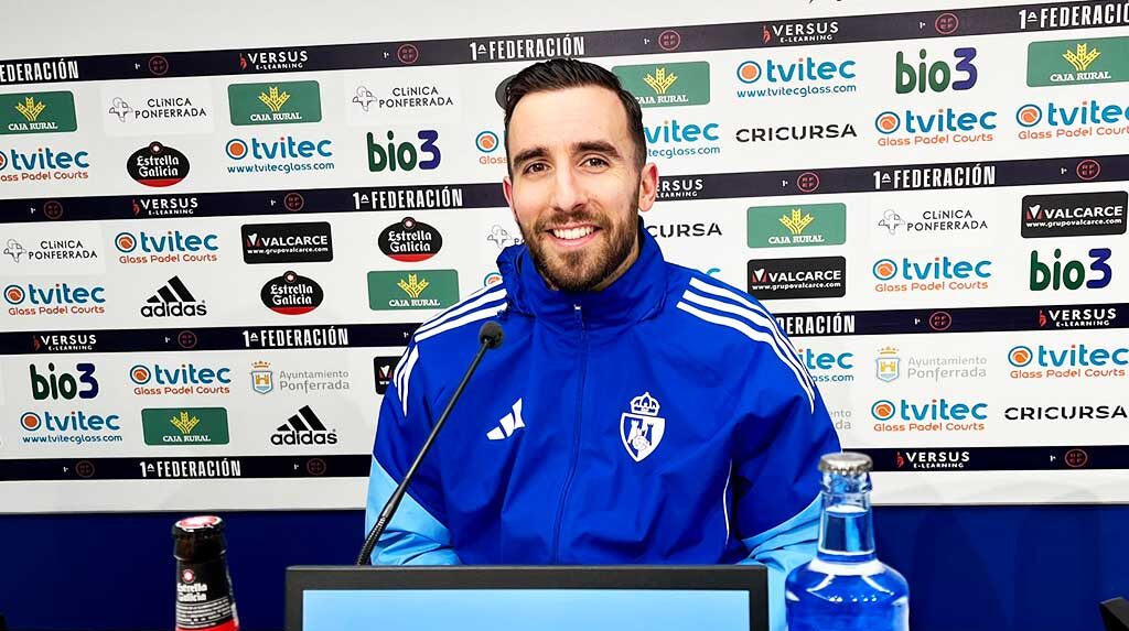 Ger Nóvoa en rueda de prensa con camiseta azul de la SD Ponferradina