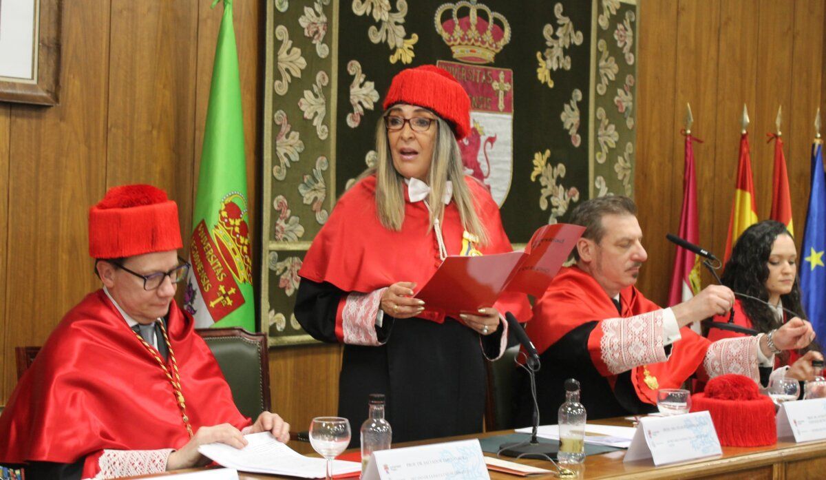 Ceremonia de graduación de nuevos abogados en la ULE con decano y autoridades.