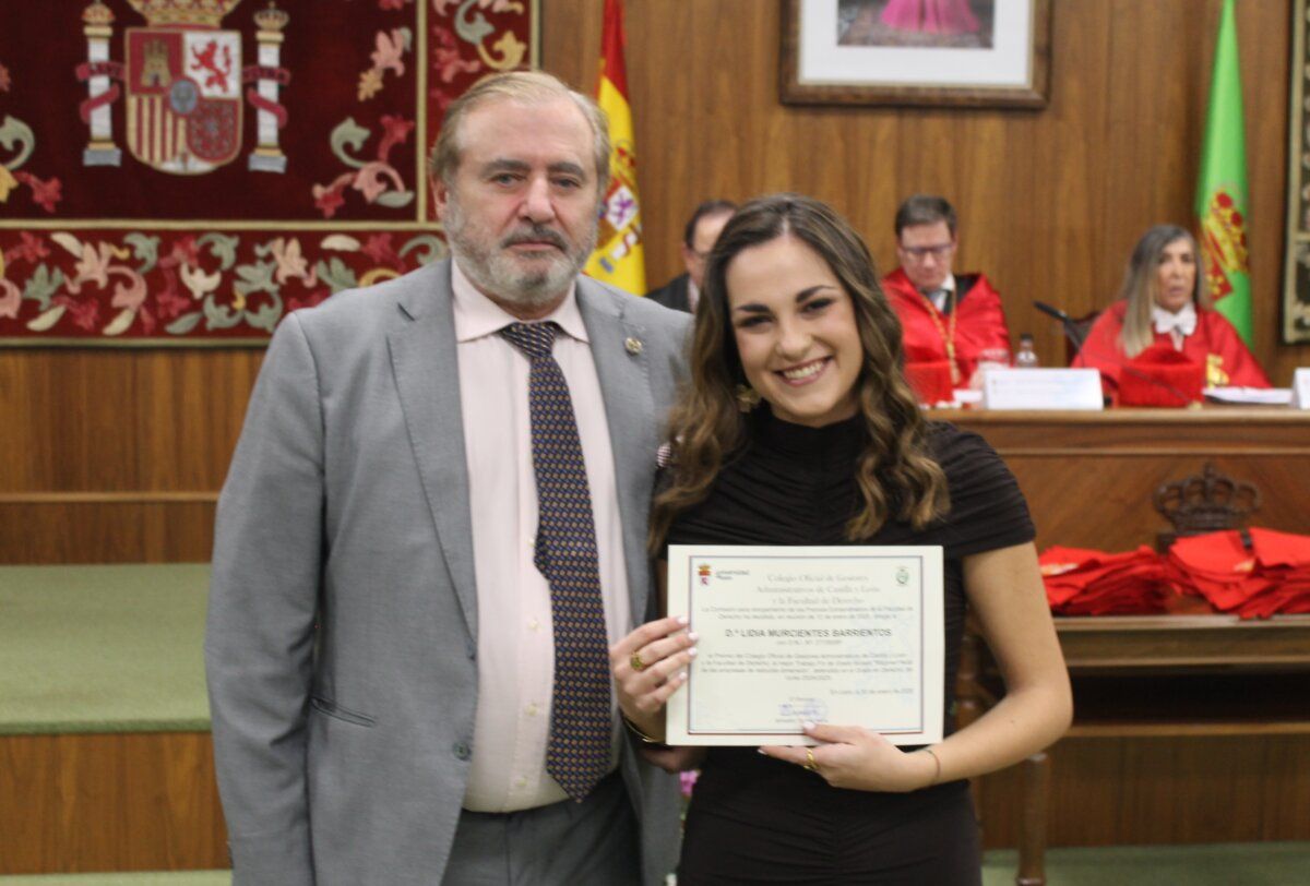 Nuevos graduados de Derecho de la ULE recibiendo sus diplomas