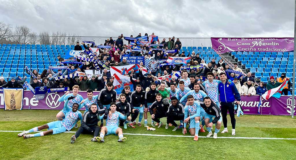 Jugadores y aficionados de la SD Ponferradina celebrando una victoria en Guadalajara