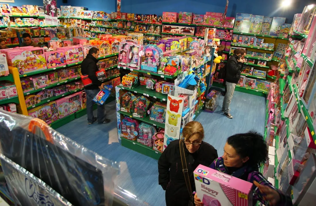 Personas en una tienda de juguetes mirando productos variados