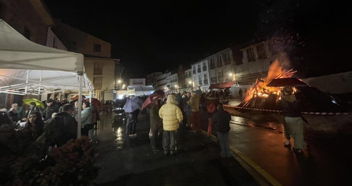 Celebración de la hoguera de Santo Tirso en Villafranca del Bierzo con vecinos y fuego