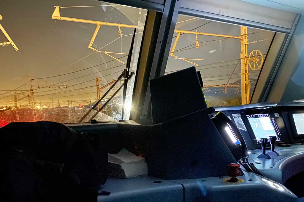 Vista del interior de la cabina de un tren en la noche
