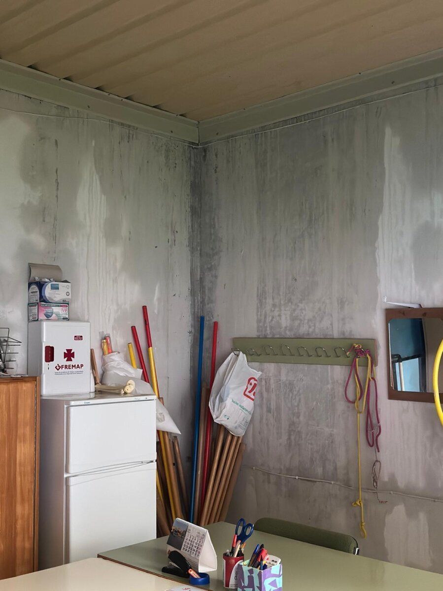 Interior de un aula en el IES Sahagún II con materiales educativos