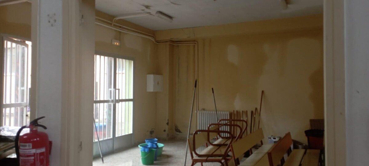 Interior del IES Sahagún con mobiliario y ventanas