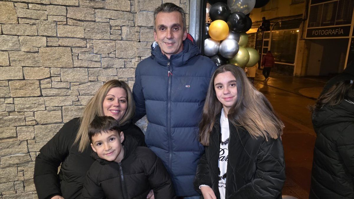Familia posando en la inauguración del bar La Inquieta en Ponferrada