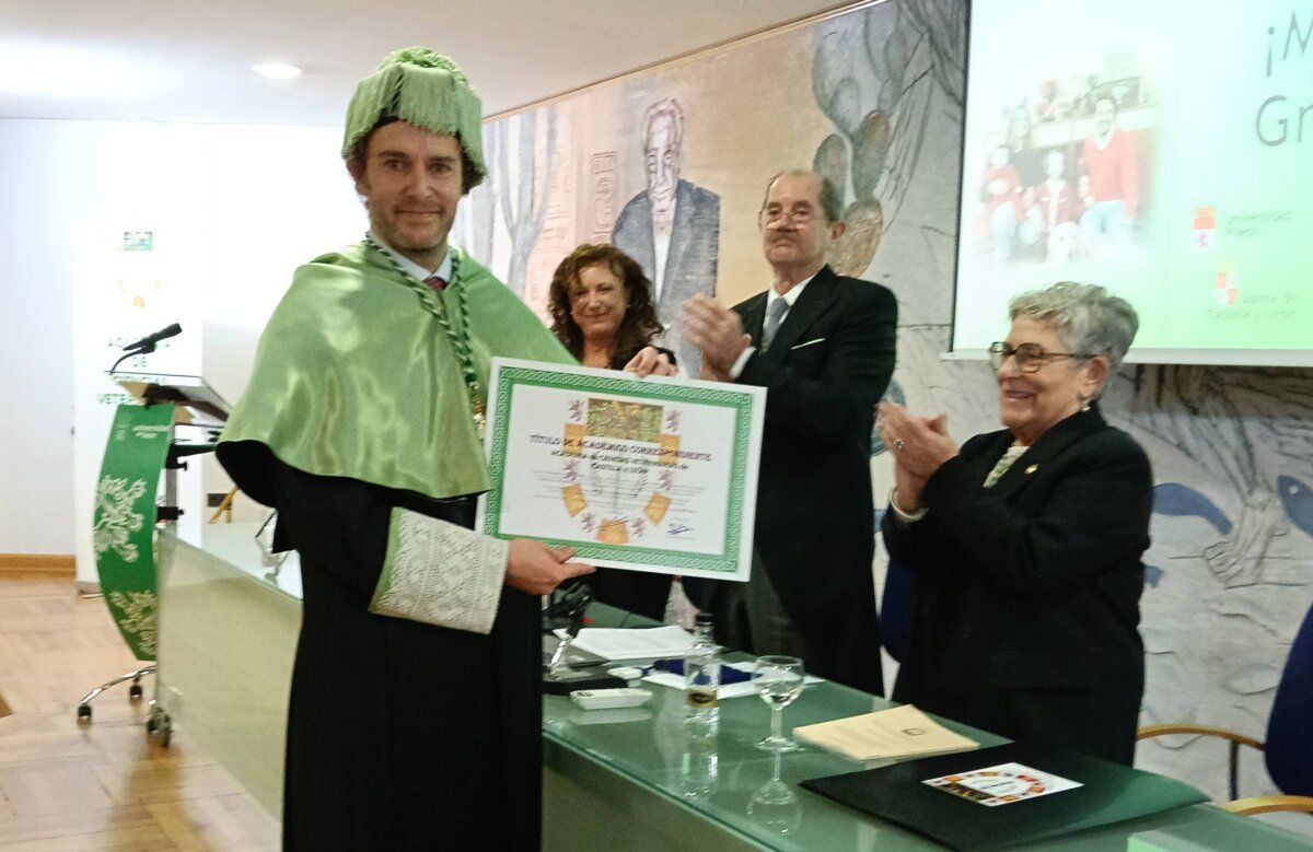 Manuel García Gómez recibiendo un título en la AVETCYL con aplausos de asistentes