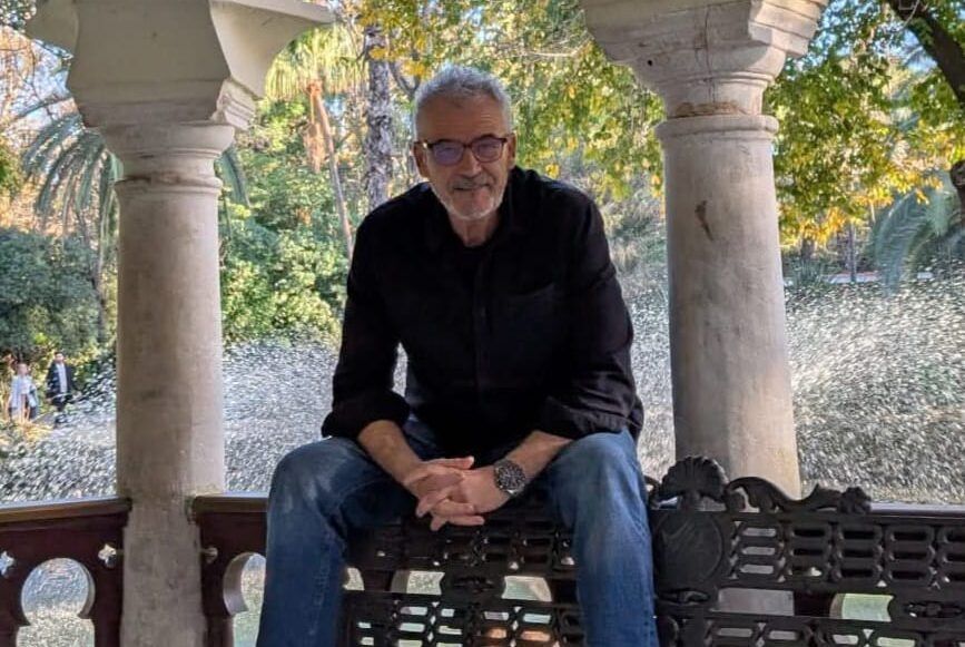 José Quesada Moreno sentado en un banco en un parque