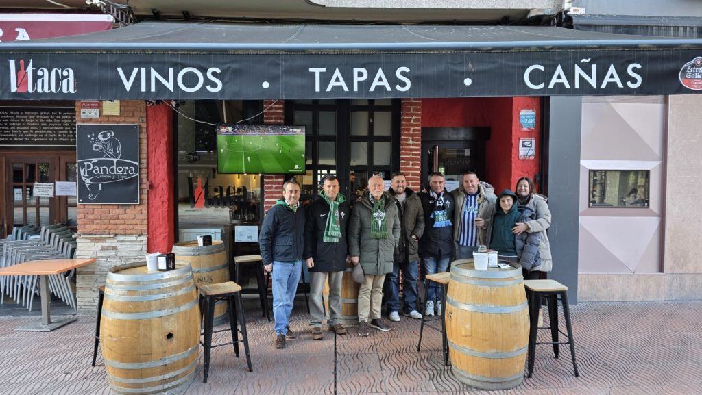 Grupo de aficionados del Racing de Ferrol en un bar antes del partido