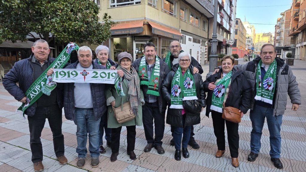 Grupo de aficionados del Racing de Ferrol en la Plaza Fernando Miranda