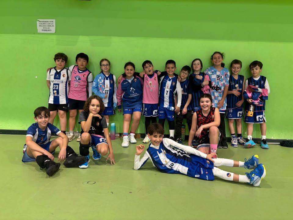 Grupo de jóvenes deportistas en la Liga Escolar Bierzo-Laciana