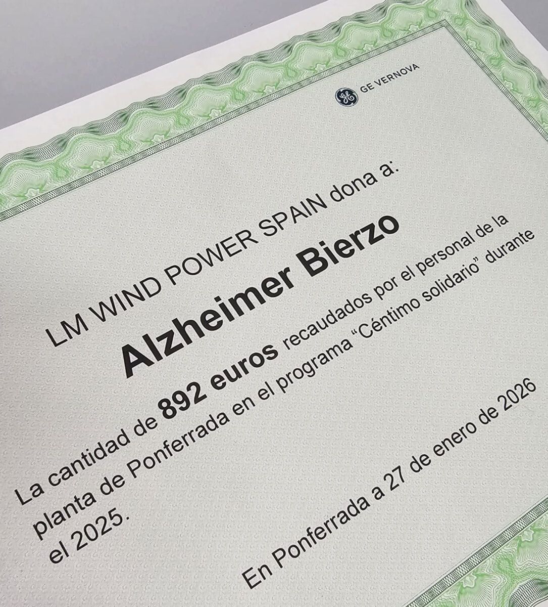 Cheque de donación de LM Wind Power a la Asociación Alzheimer Bierzo