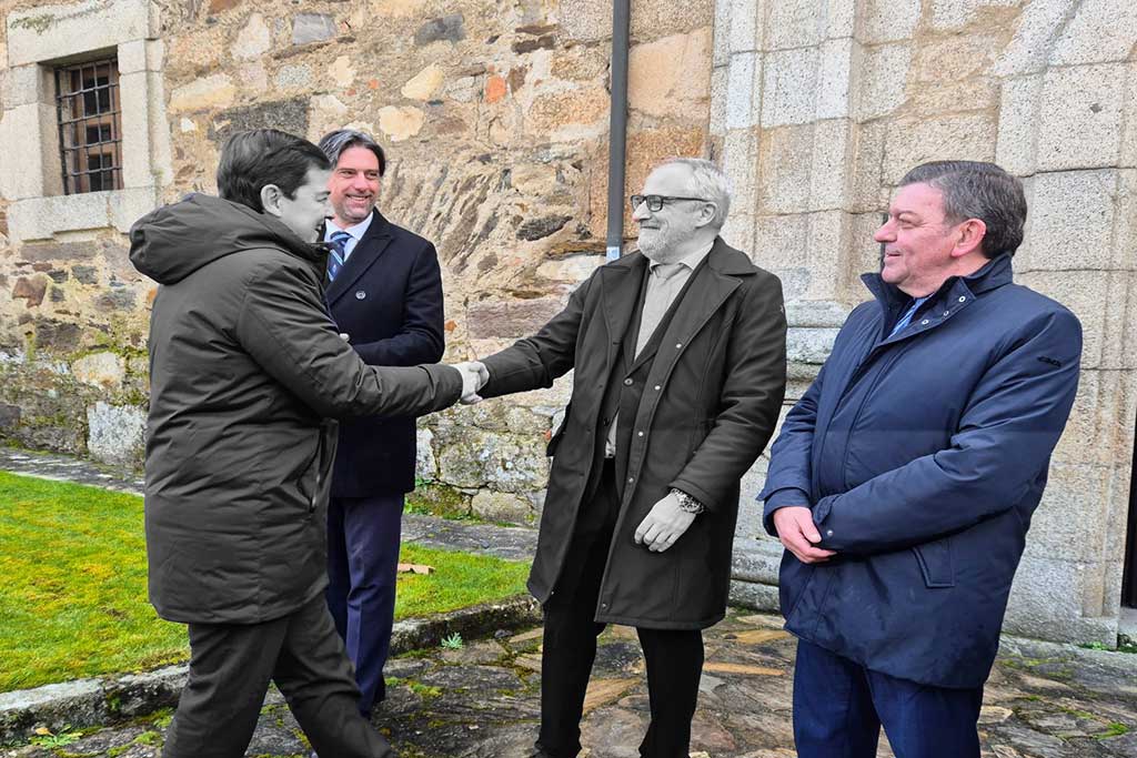 Alfonso Fernández Mañueco y Olegario Ramón firman convenio en el Bierzo