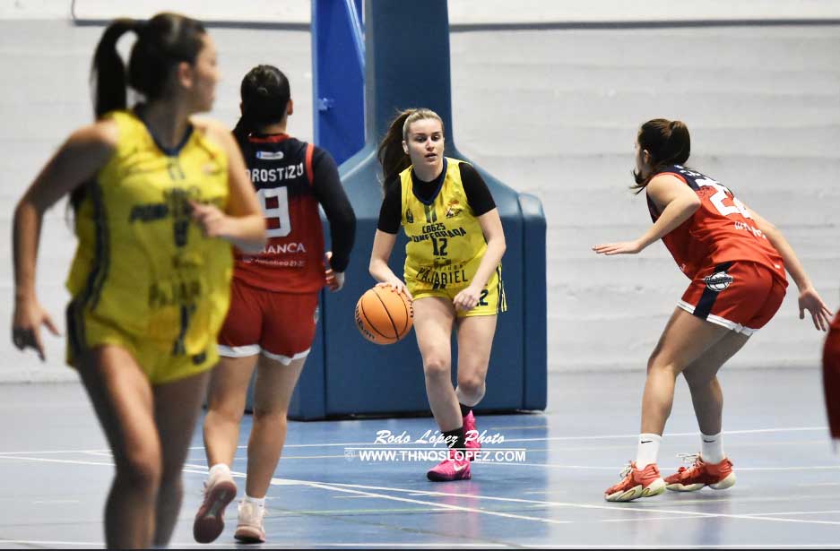 Jugadoras de baloncesto en acción durante un partido entre Maristas Coruña y Embutidos Pajariel