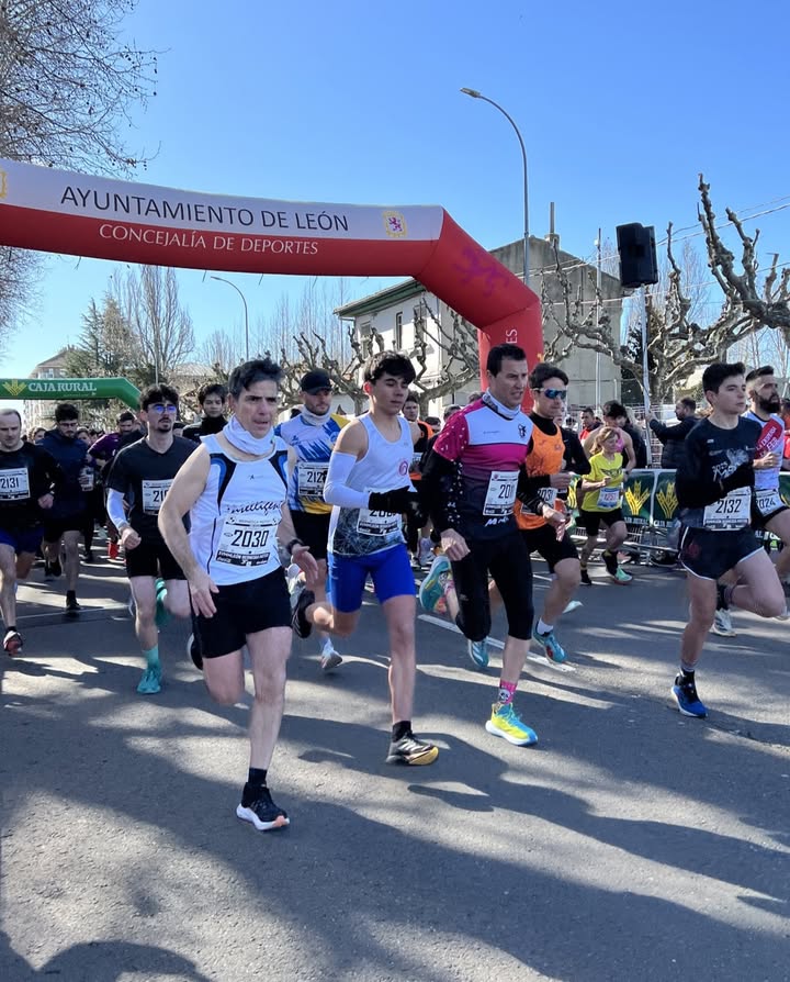 Corredores participando en la Media Maratón de León 2026