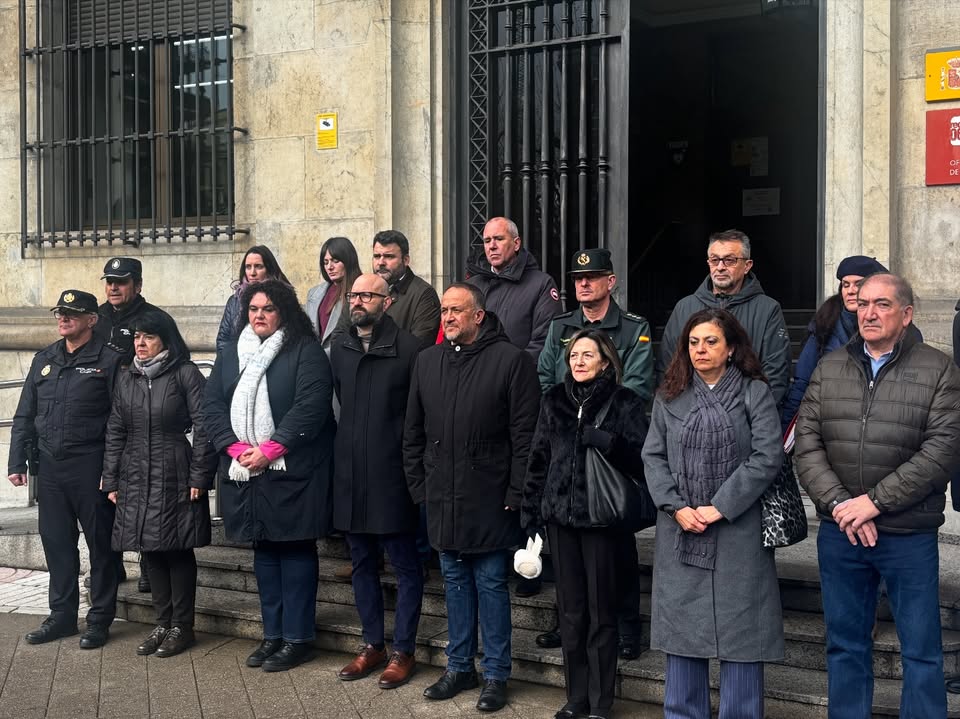 Minuto de silencio en León por violencia de género en Badajoz y Baleares